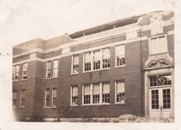 Dommages causés à un lycée, exterior